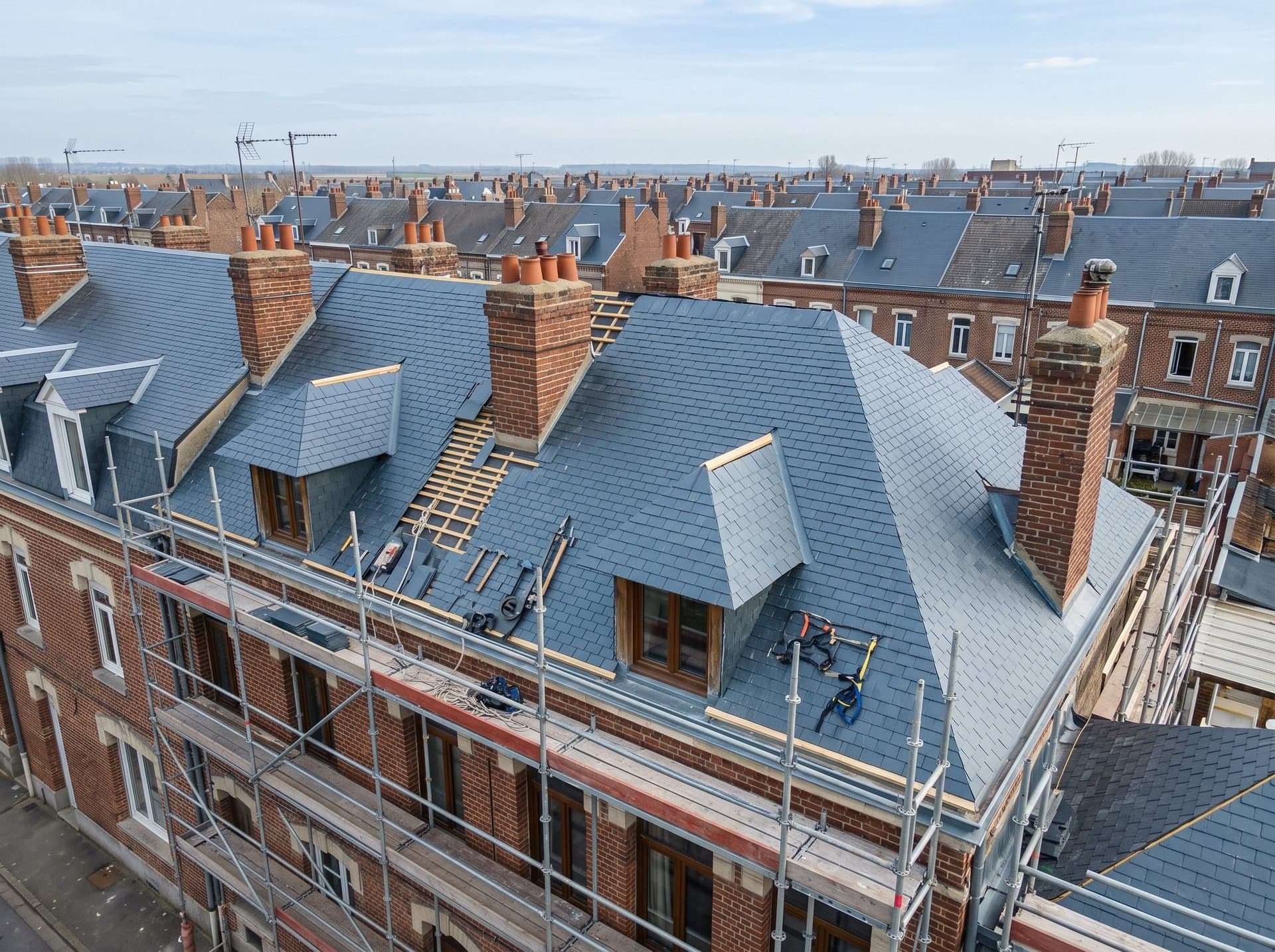 Toiture d'ardoise sur un bâtiment du centre d'Arras